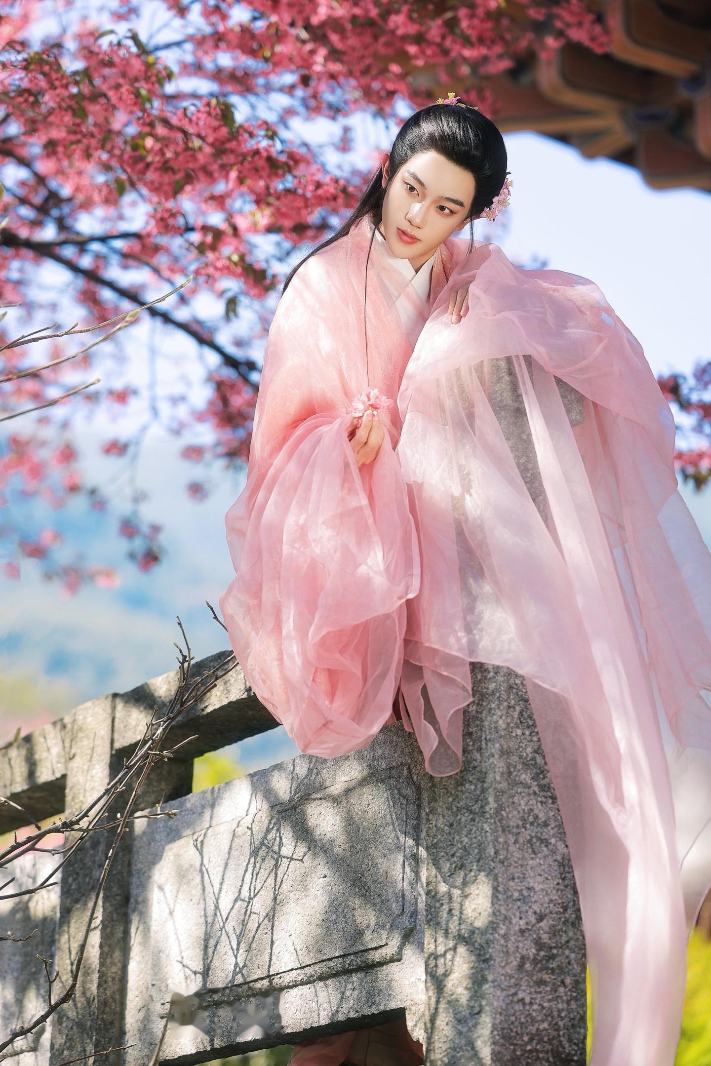 “春风沉醉吹不展愁眉”摄/后：我