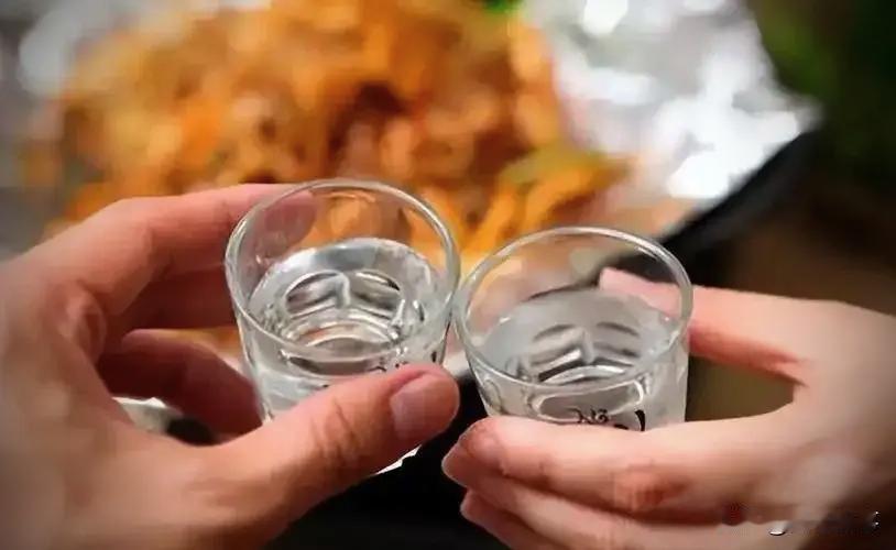 又是喝酒惹得祸！云南，一男子应朋友邀请参加聚餐，席间，3人共喝了4两白酒及5罐啤