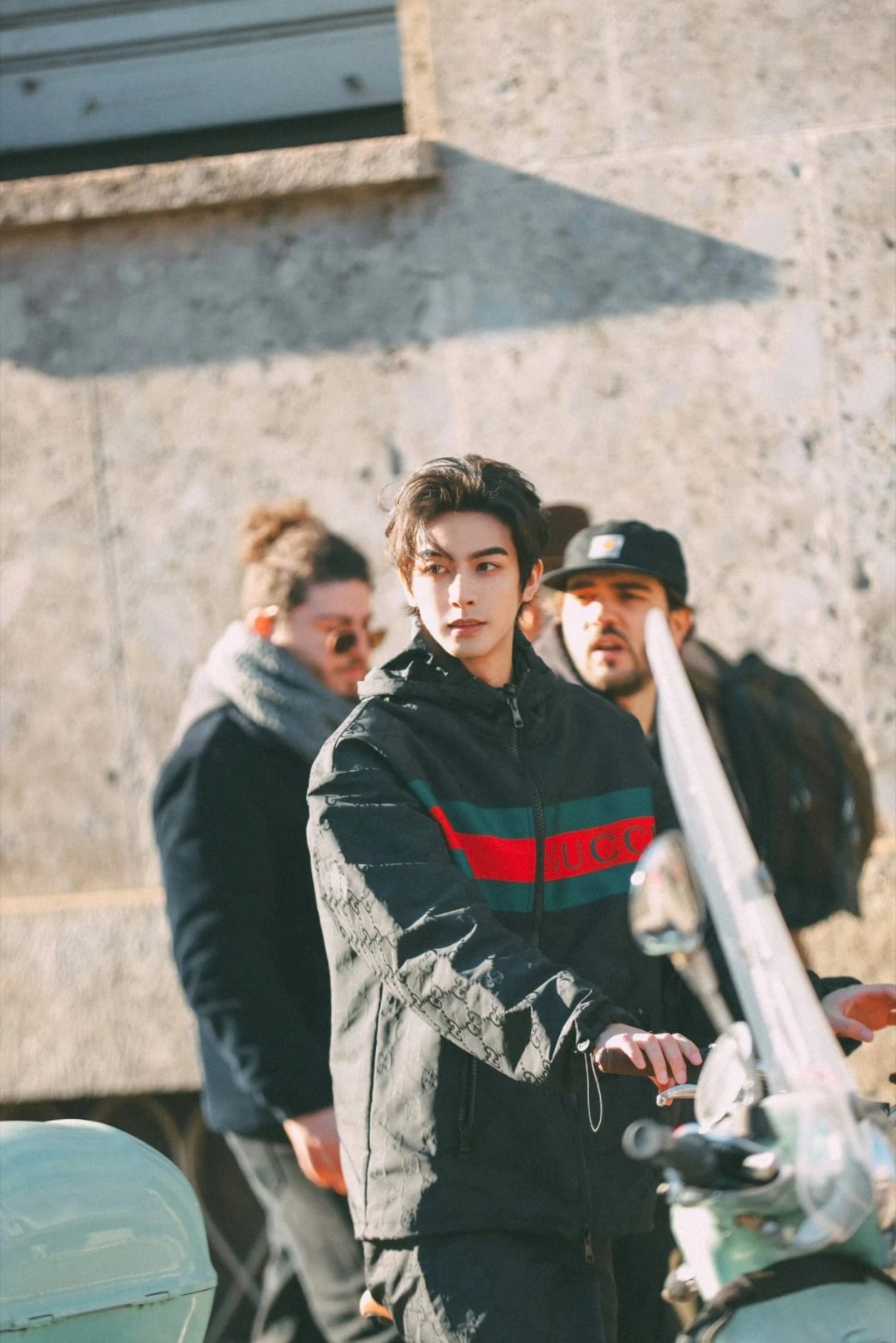 宋威龙身着一件 Gucci 拉链外套，尽显潇洒随性。即便只是随意搭配，也丝毫不显
