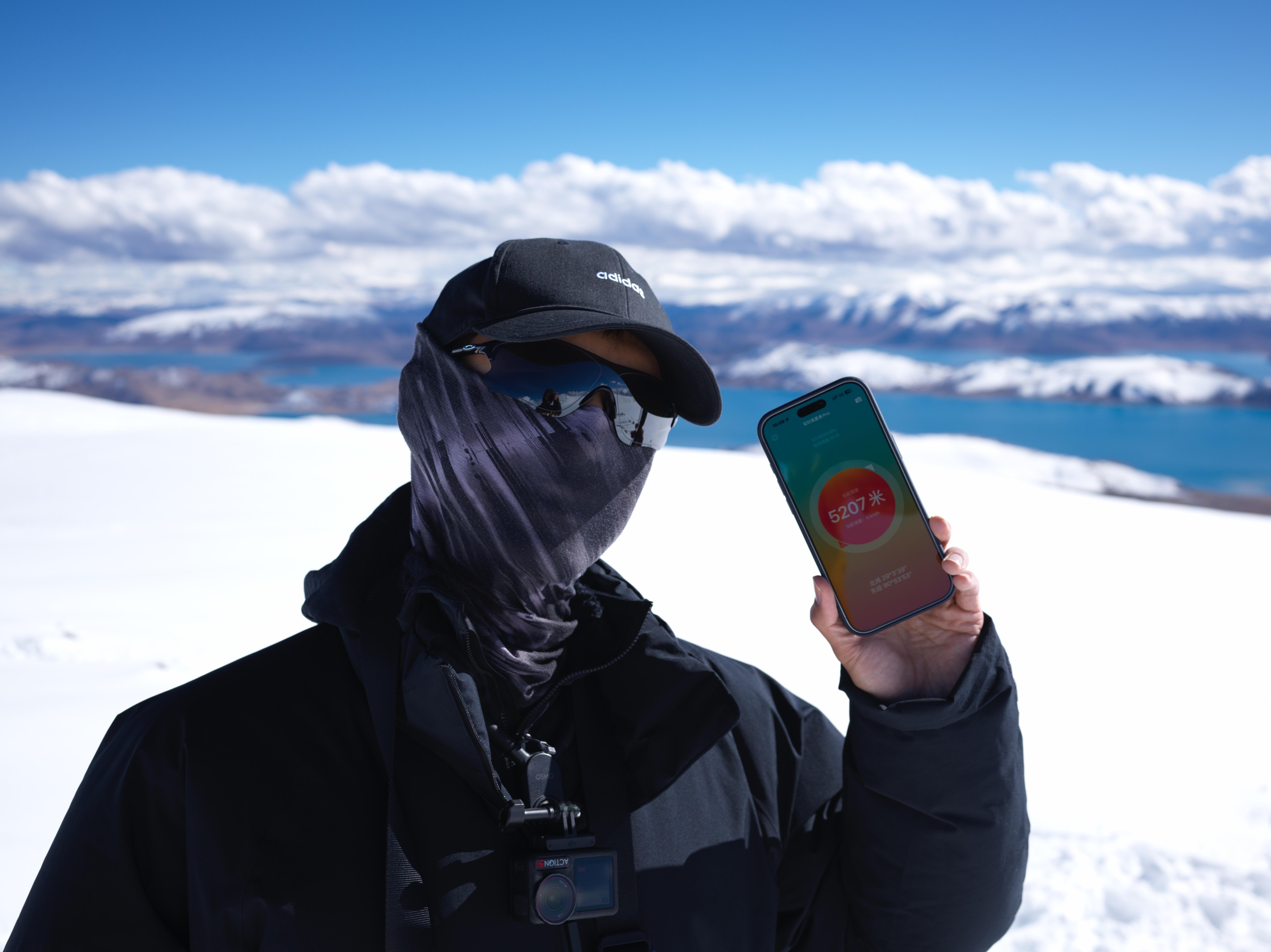 李现 以后不穿一身黑了包裹这么严实还能被认出来，这什么实力！这身形，很难伪装，太