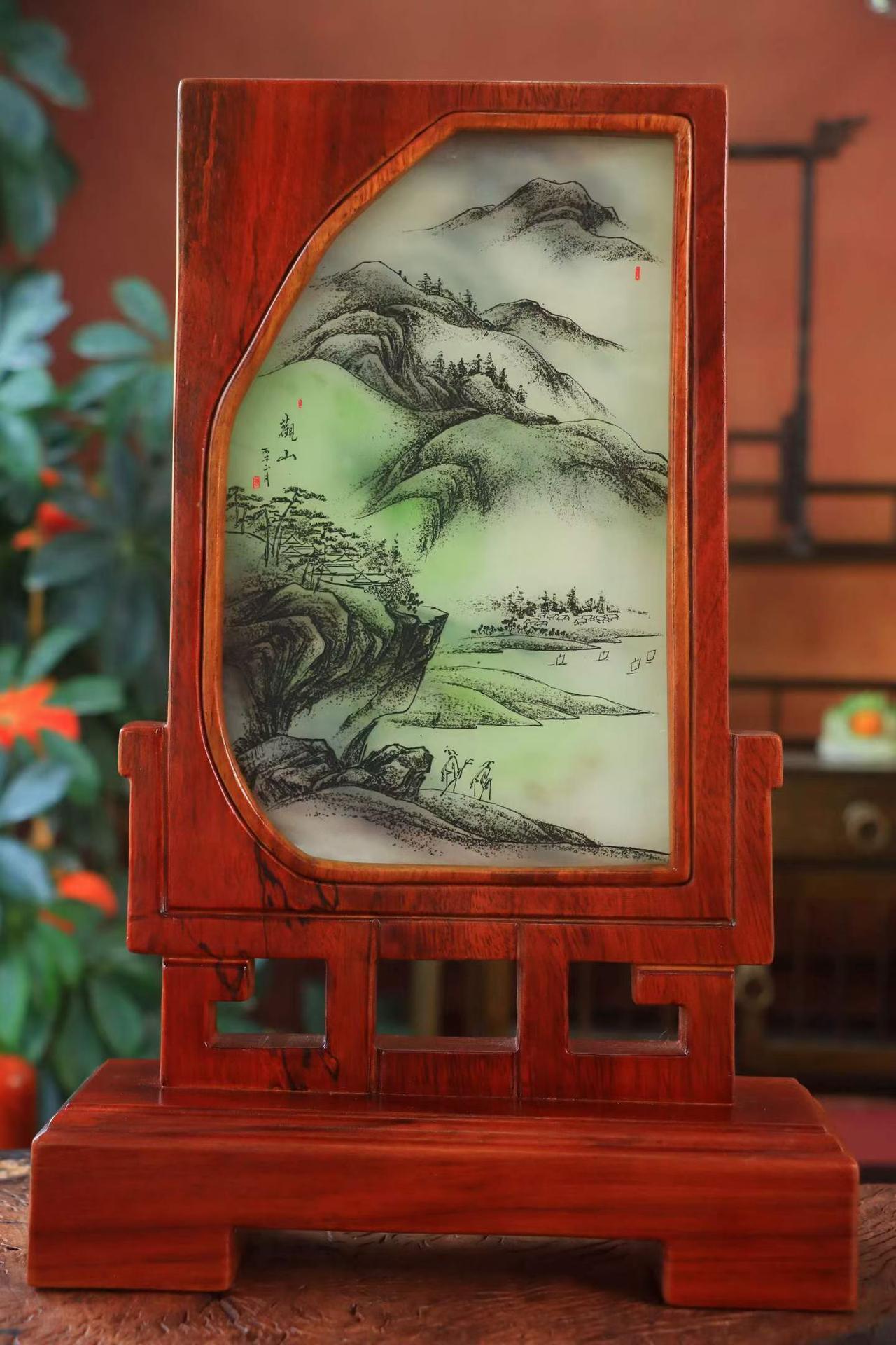 ·〈翠青·锦绣山河〉

新疆和田玉翠青料。素描雕刻锦绣山河挂件，玉质细腻油润，做