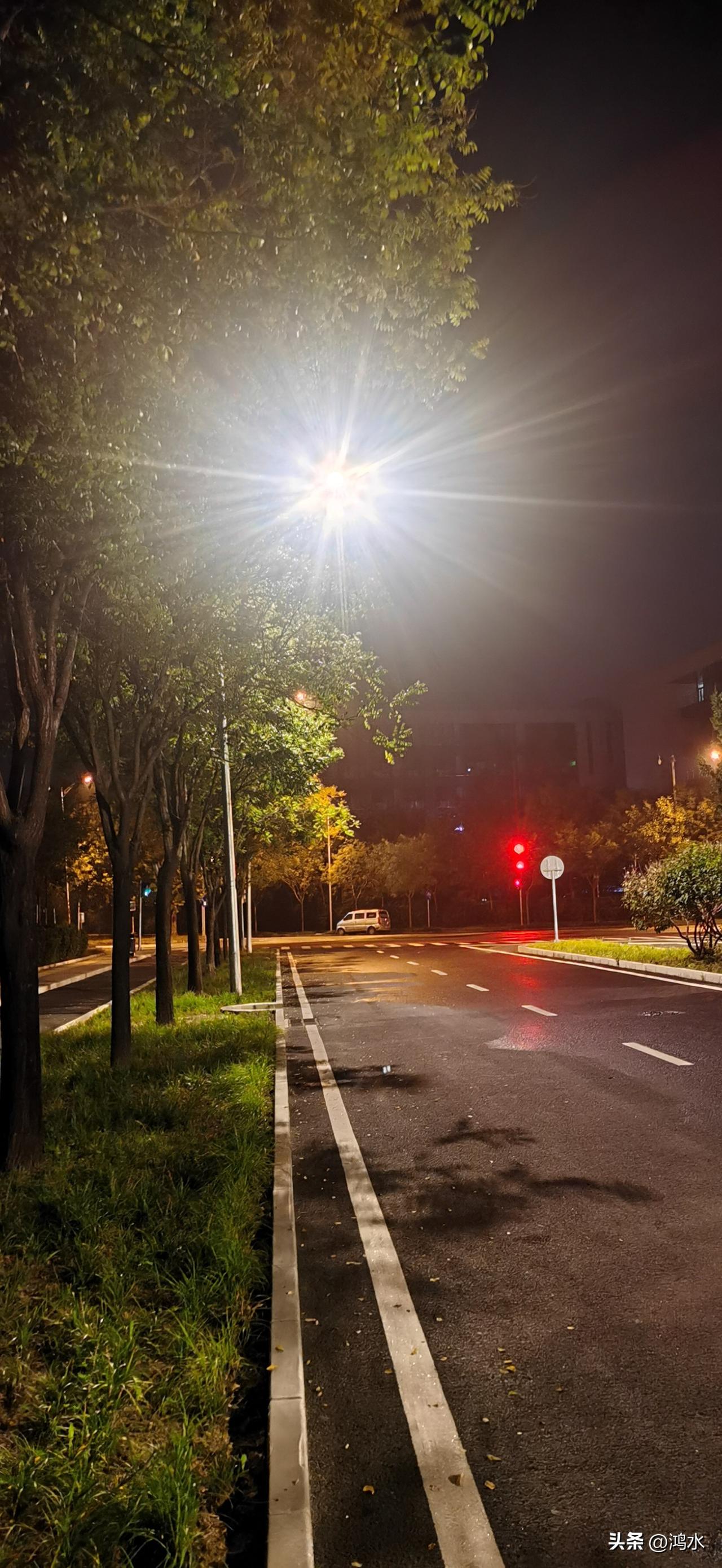 刚才经过北清路，路上很多工人在忙碌地施工，我不方便拍照，在路边休息时我就想，到了