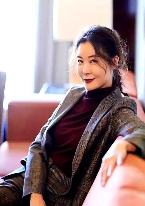 医生判她活不过38岁，54岁那天她在泰国沙滩上灌下一杯冰啤酒。
你见过16岁就把