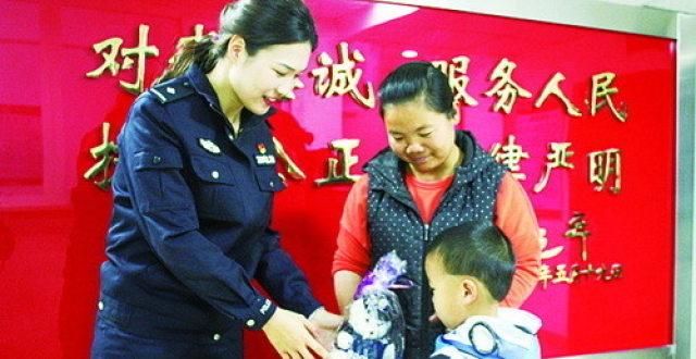 在这个冬夜，郑州的天空飘落了一场不寻常的初雪，也带来了一场关于责任与爱的深刻反思