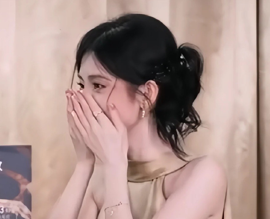 鞠婧祎直播妈呀鞠婧祎直播真的好震撼好淑女，随便一截图都是美照，随便一个动作都是超