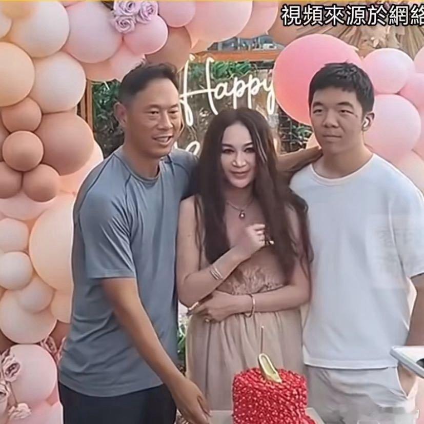 温碧霞养子欲亲吻被阻止这个养子比她老公这个侄孙还像何应钦！特别这脸型鼻子！[笑c