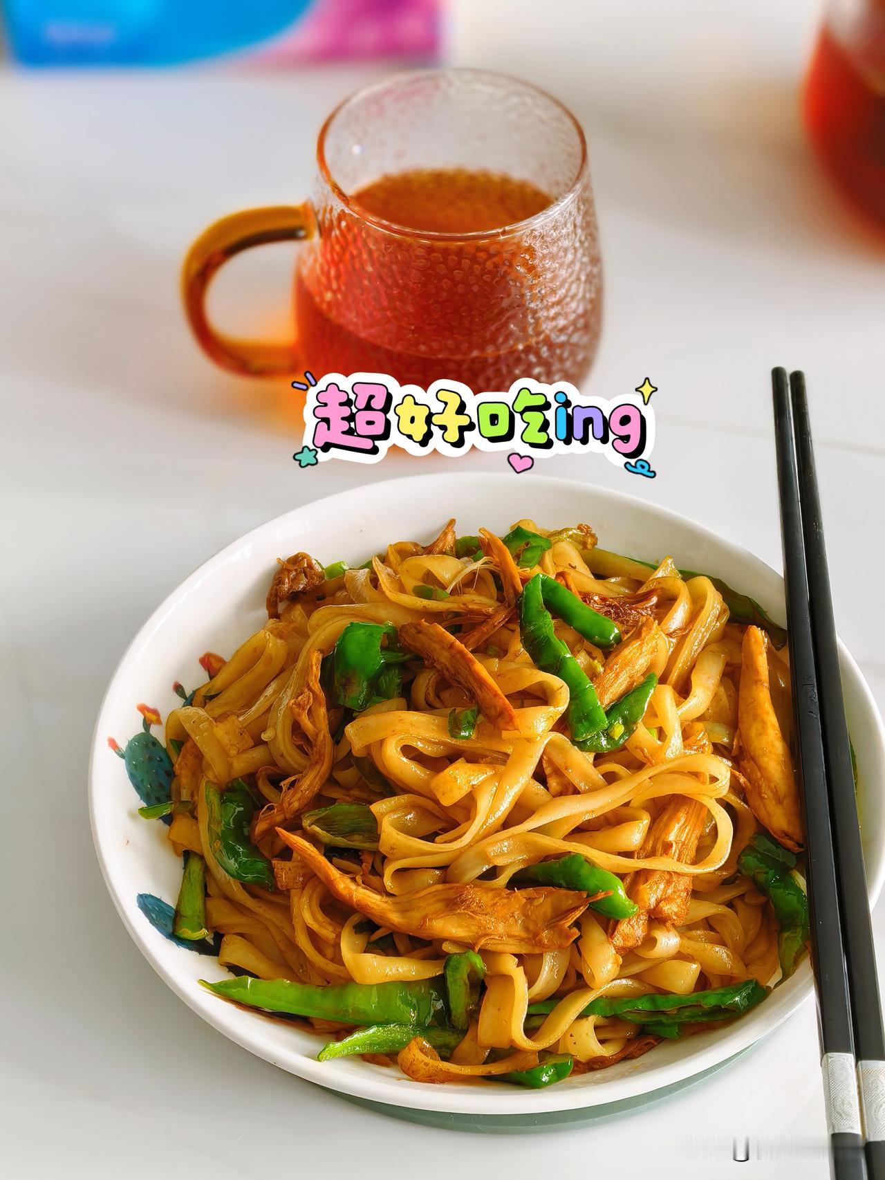 鸡脯肉女儿不吃。我就是喜欢吃鸡脯肉
从小都不吃鸡鸭鹅的皮
买了4块钱的河粉，炒了