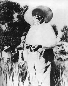 1976年1月30日，除夕夜万家团圆时刻，中南海游泳池冷冷清清，昔日指点江山的伟