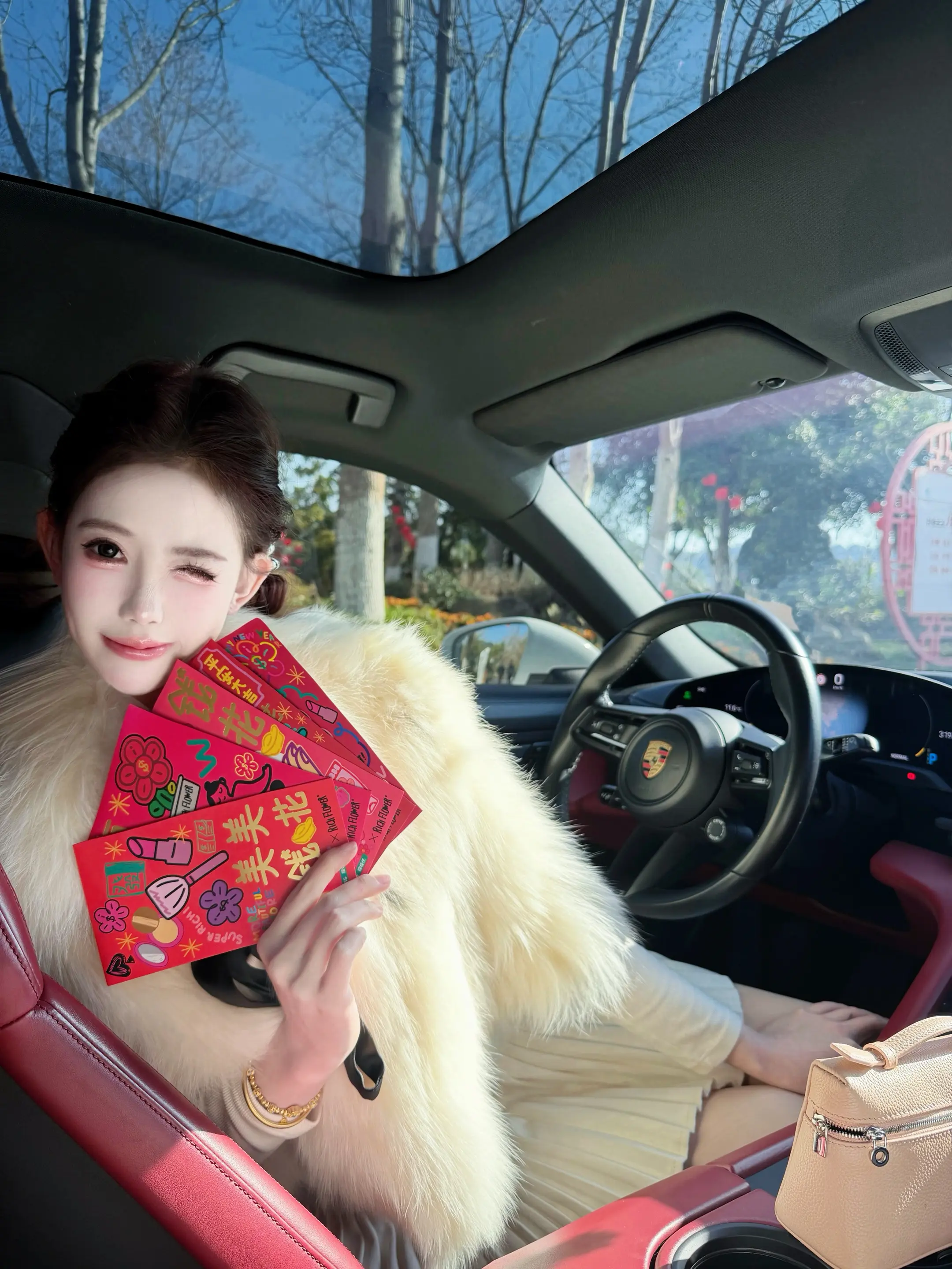 过年回村那个不结婚但喜欢发红包的小姨回来了