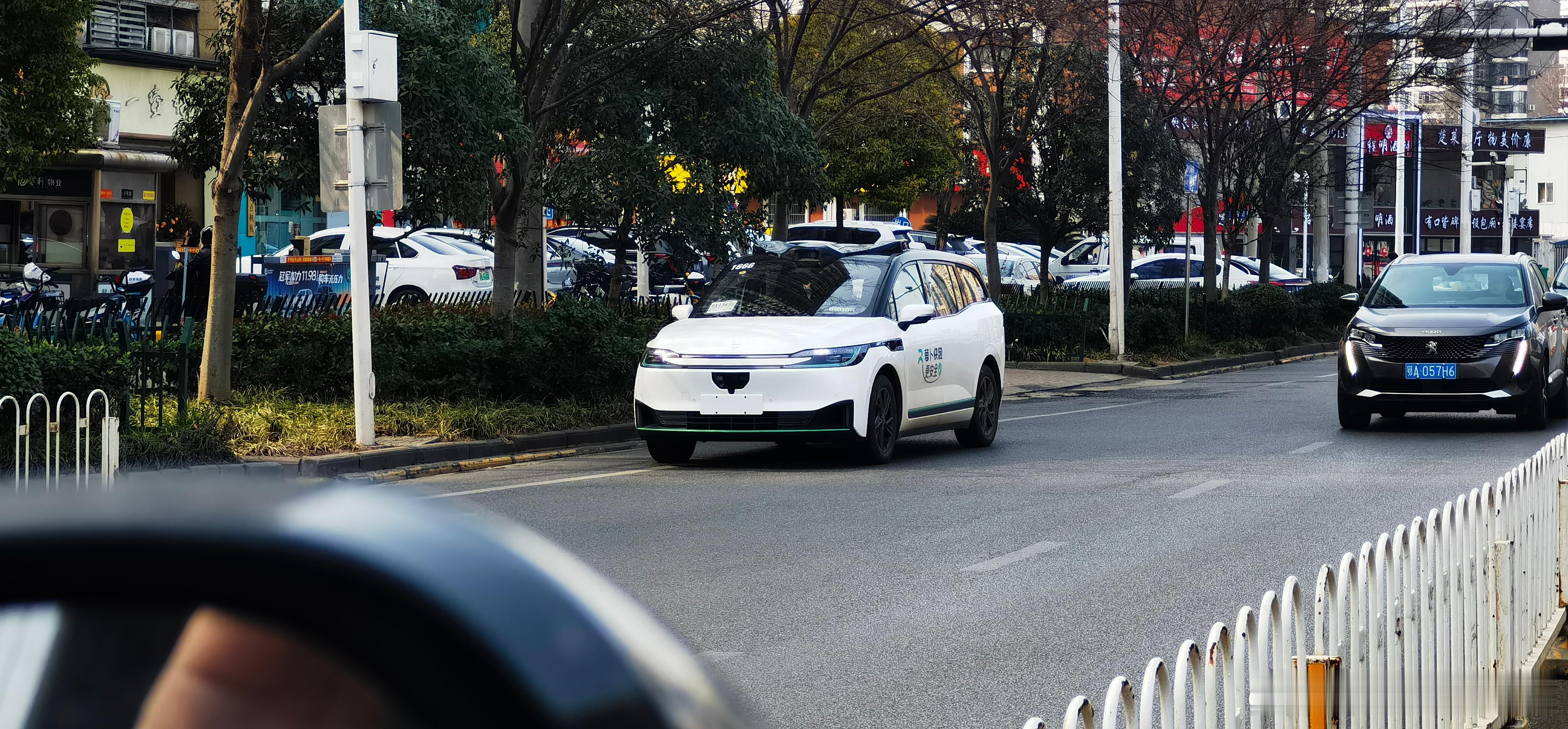 萝卜快跑的新版车型更新路上跑的越来越多找时间再去体验一下 