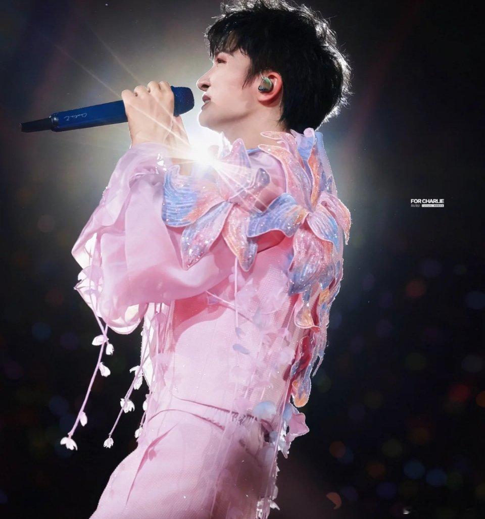 冷笑话信手拈来的周深太有梗了！与粉丝双向奔赴的爱，藏着最治愈的偶像力量。 