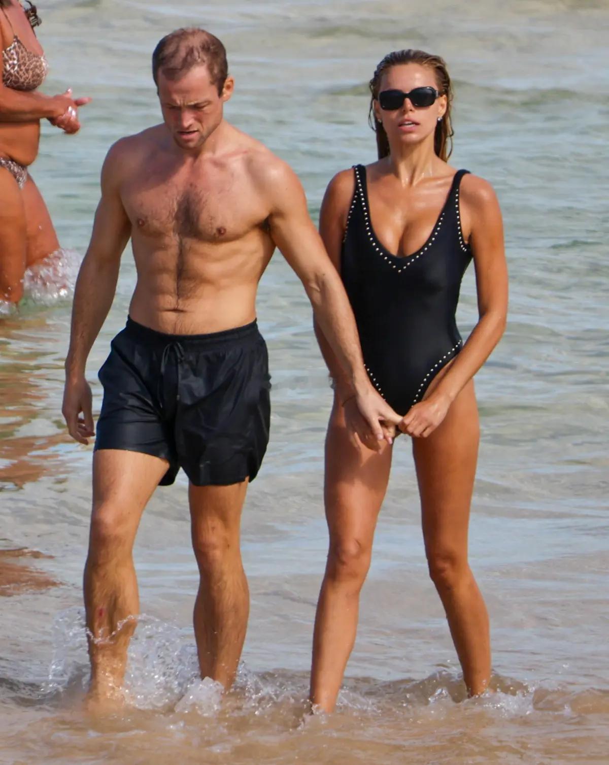 Taron Egerton和Brooks Nader在澳大利亚海边👇（女生全程