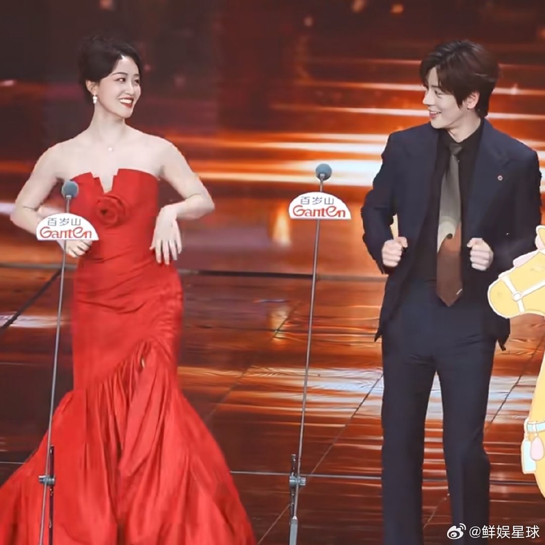 蓝盈莹魏哲鸣现场跳快乐小马蓝盈莹魏哲鸣现场跳快乐小马蓝盈莹魏哲鸣跳了快乐小马品质