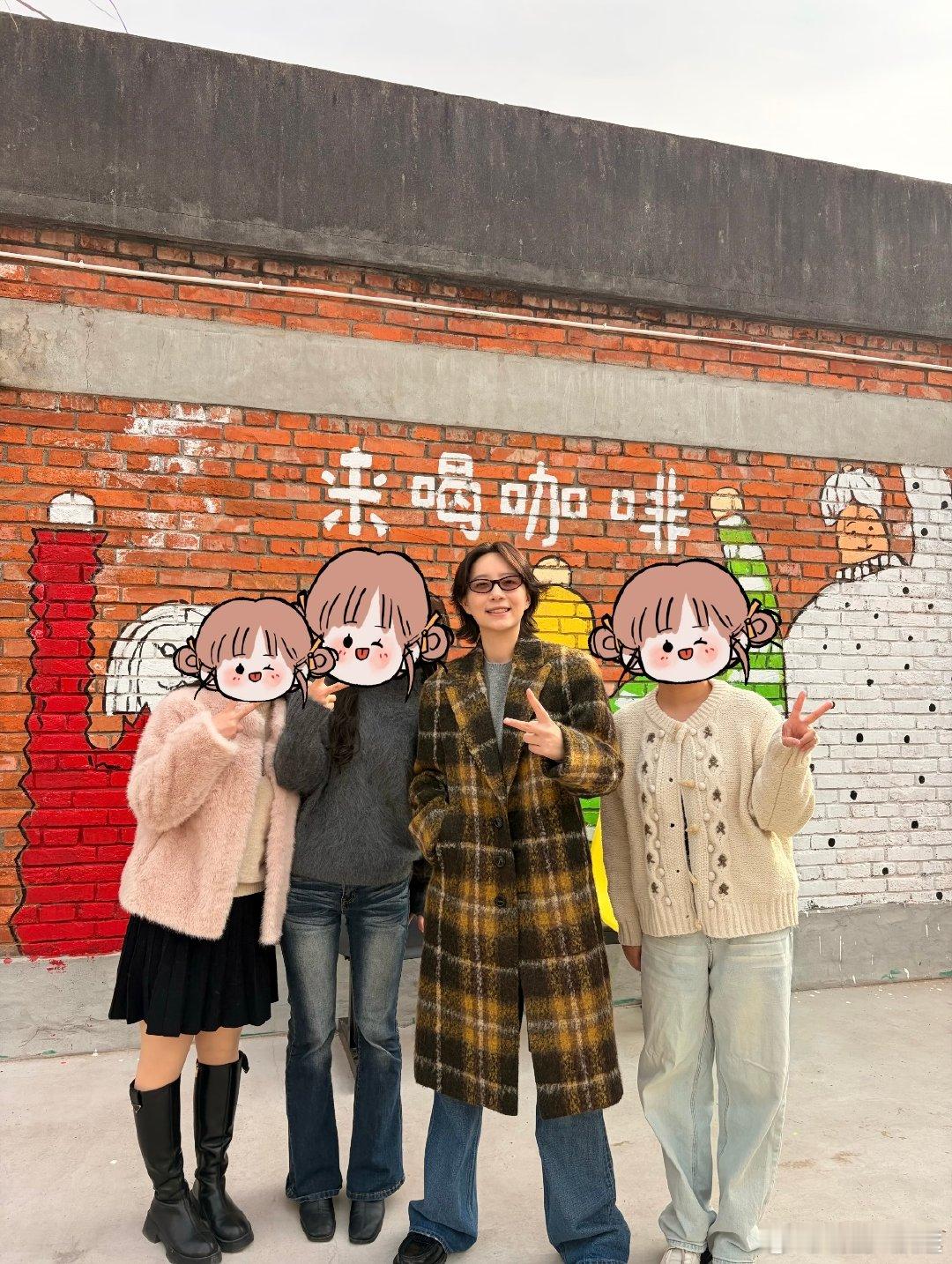 喝咖啡偶遇李斯丹妮 网友喝咖啡偶遇李斯丹妮，还晒出了可爱合照，并用连续三个 “很