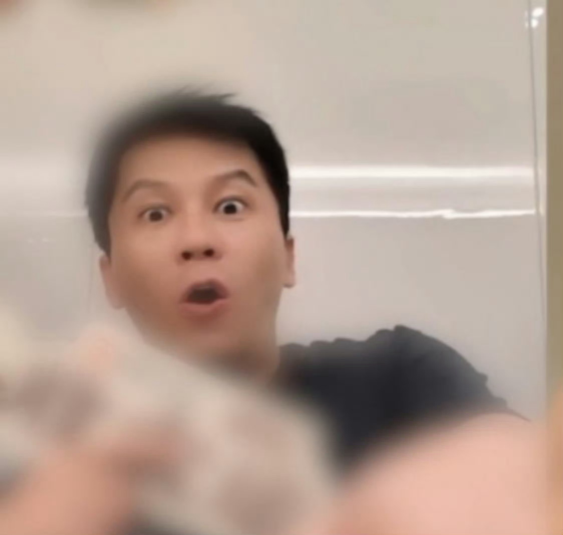 李晨看到李狗蛋腹肌反应李狗蛋一亮腹肌，晨哥瞬间语无伦次：“哎哟这能随便看吗？！”