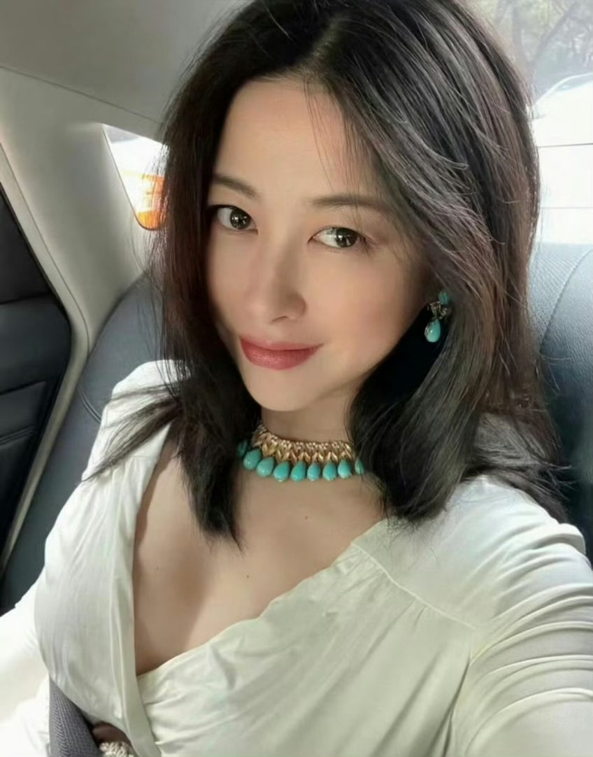 朱珠好绝的妈咪气质    与生俱来的妈咪氛围感，温柔又有气场，松弛感直接拉满。既