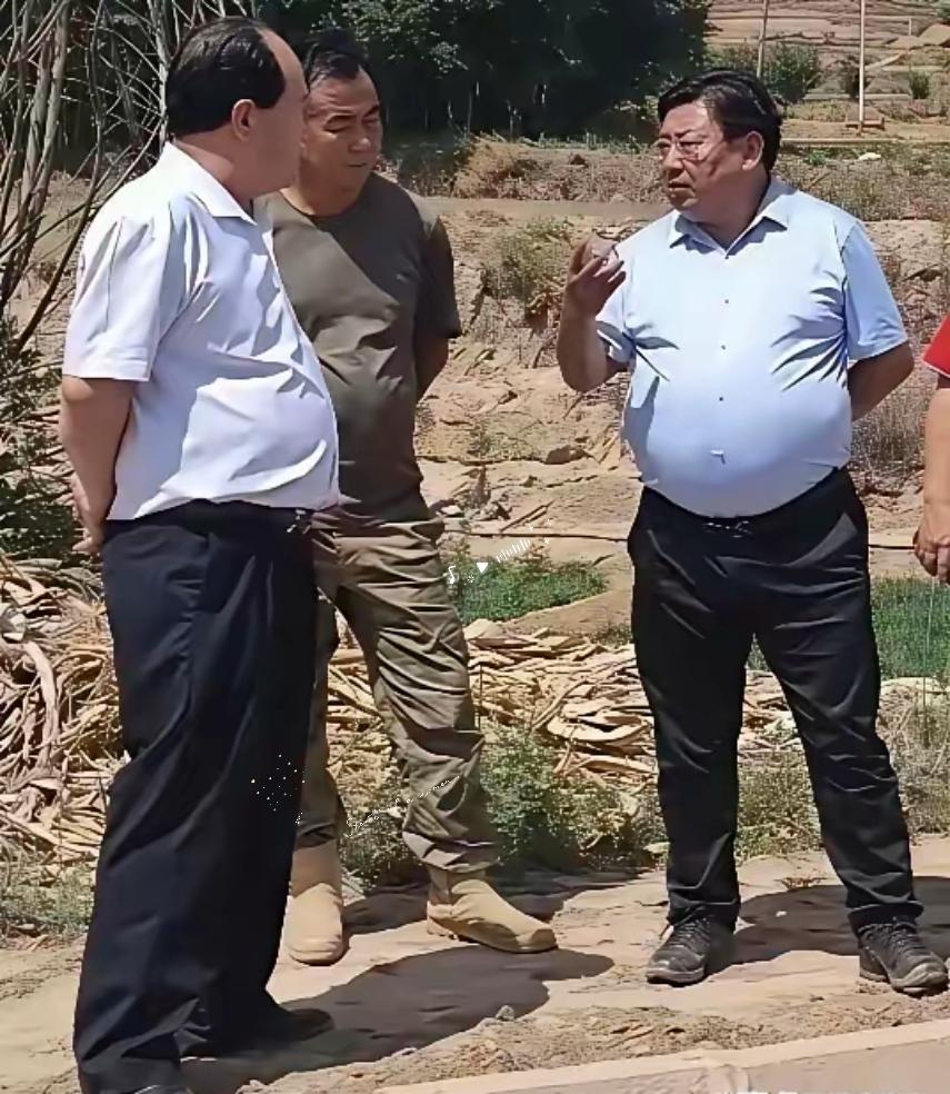 下图体型肥胖大腹便便的官员，下到农村去搞工作调研。可却引来了不少的非议，有人说，