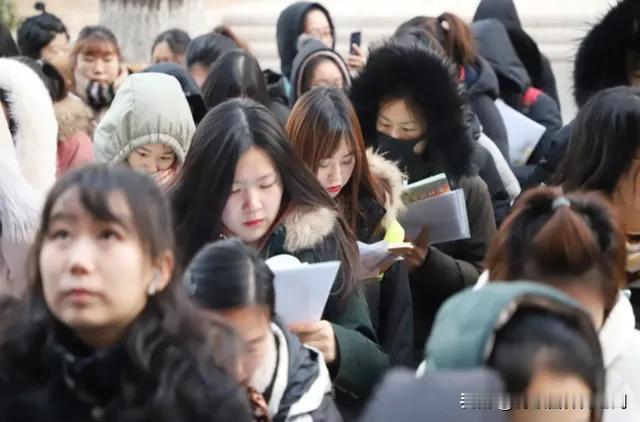 教育部磨刀霍霍，要对教育内卷、不公平竞争开刀了。
根据教育部最新通知，今后不准市