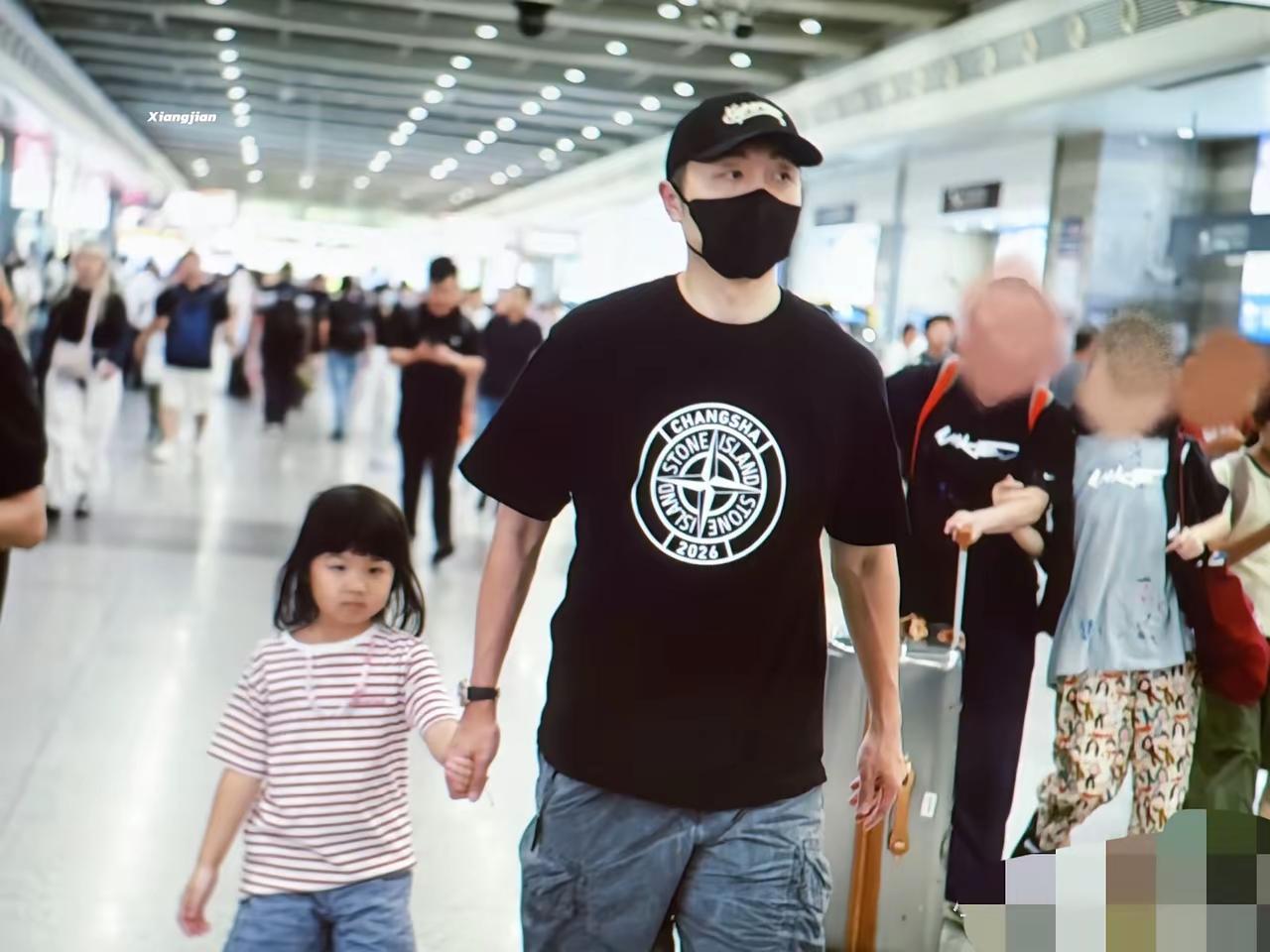 许昕返回上海，女儿接机，上演温馨一幕，让人感动又羡慕！
许昕和马龙夺冠后，许昕没