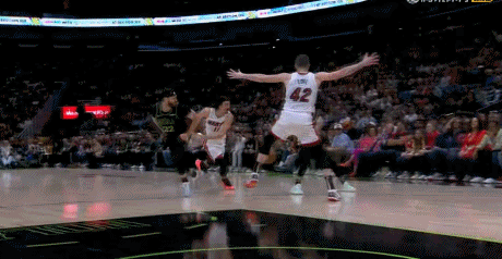 NBA赛场镜头：小南斯这个球，十佳球？