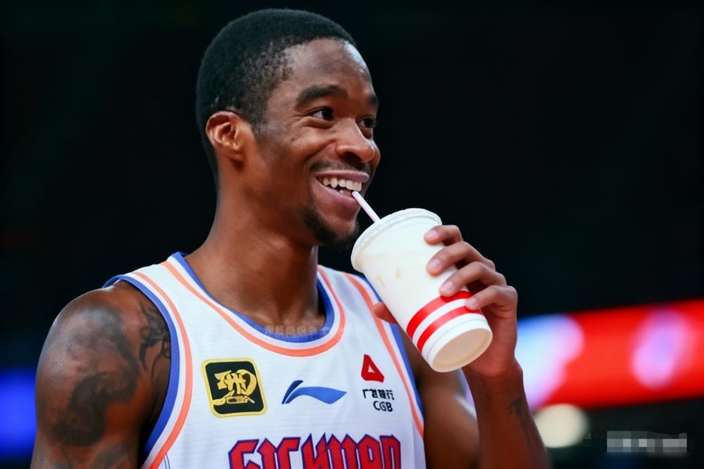 萨姆纳新鲜奶茶终于出炉，今天CBA官网刚刚更新，萨姆纳注册成功。
萨姆纳没赶上