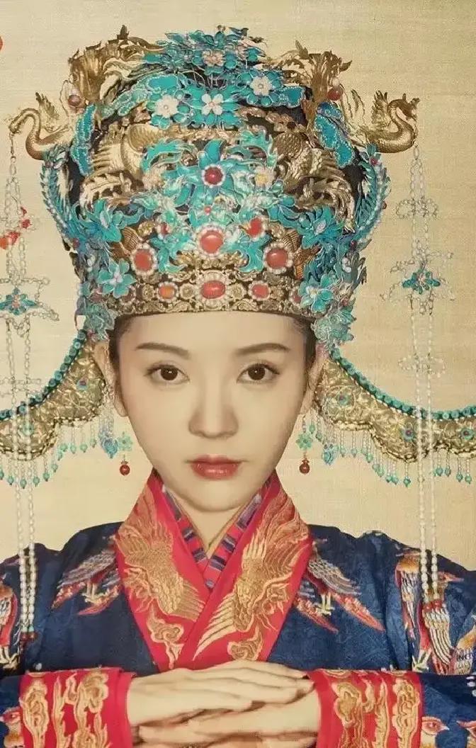 1407年，发妻徐妙云刚闭眼，朱棣当着满朝文武捶胸顿足：“朕此生再不立后！”话音