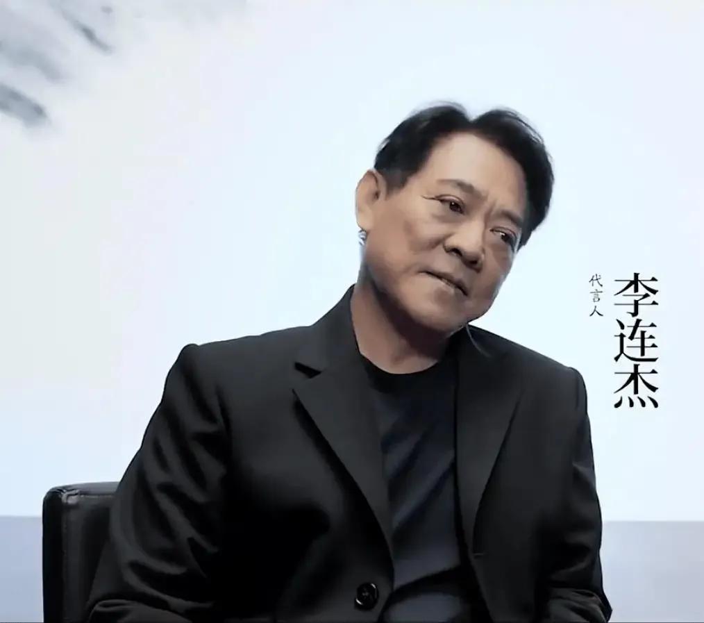 60岁李连杰近照曝光，引发热议！

近日，李连杰回国捞金了，为国内某游戏做代言，