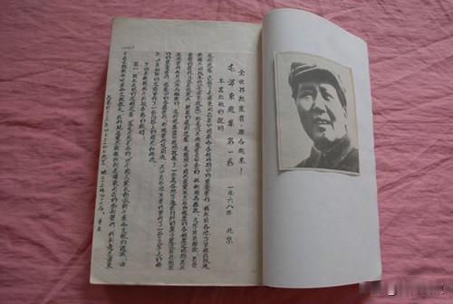 因为年轻人发现书中满是应对复杂局面的方法论。比如《矛盾论》教人抓主要矛盾，帮他们