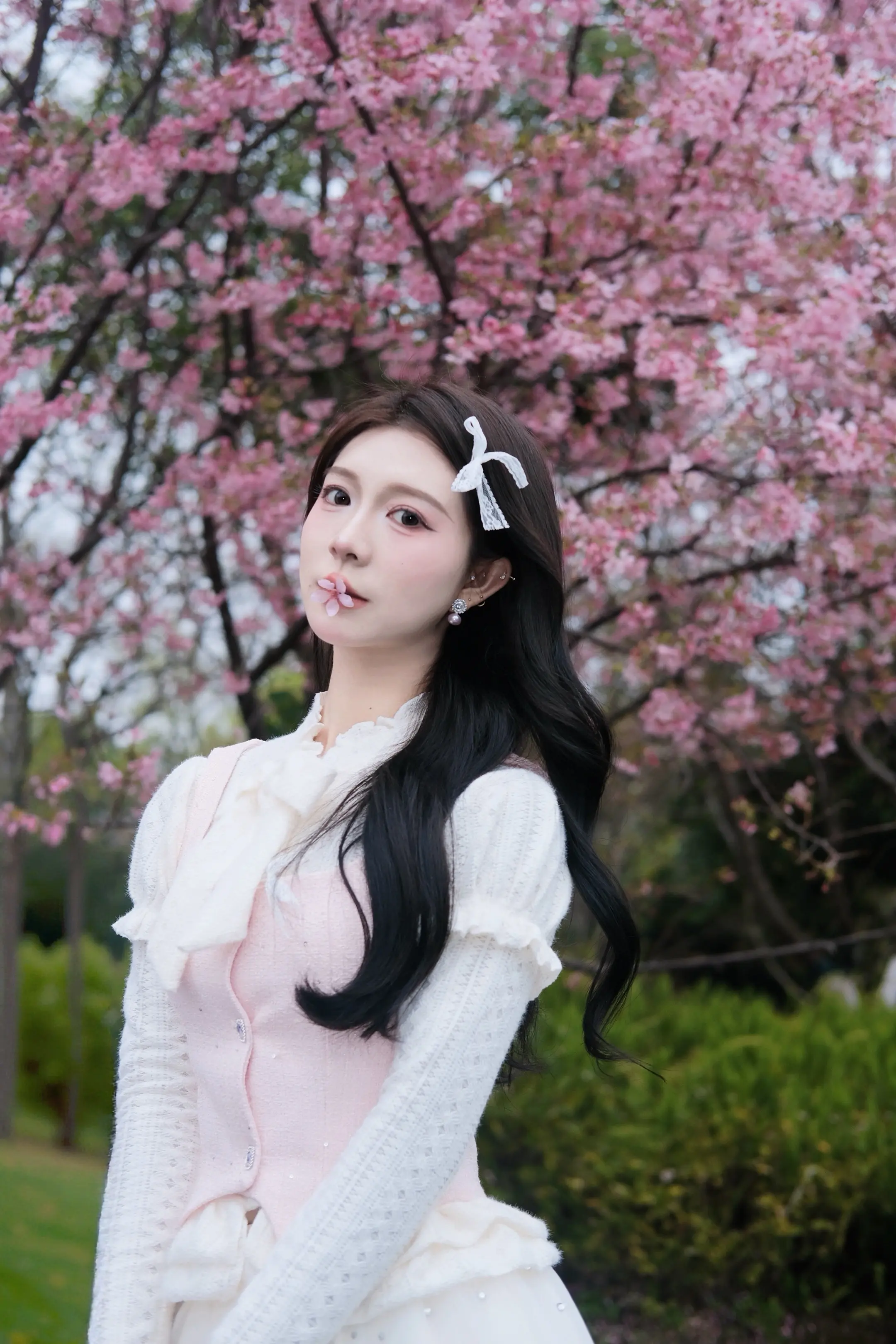 樱花树下站谁都美🌸。