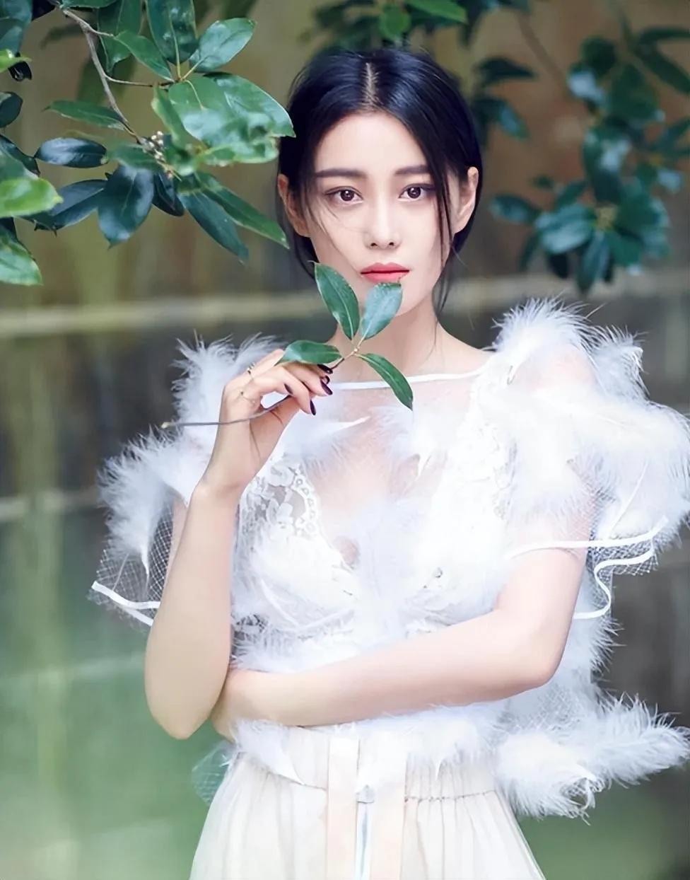 终于有点理解，为什么很多人不羡慕张馨予的婚姻，本以为嫁入了豪门，怎奈何，只是嫁给