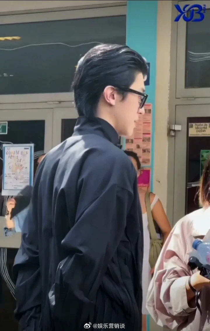 幸卓辉G社生图 G社拍的幸卓辉一身all black亮相巴黎秀场，黑框眼镜增添斯