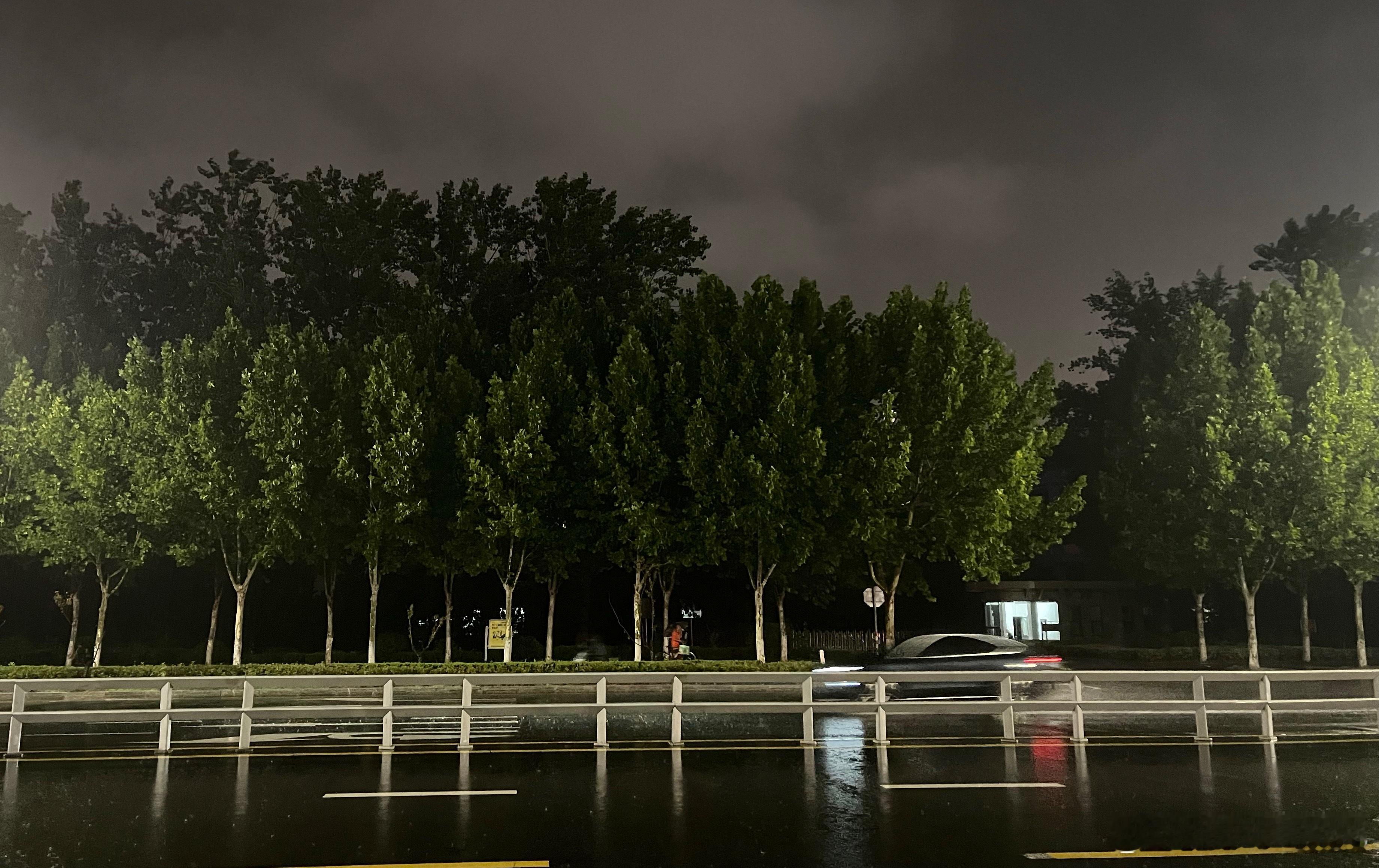 大雨天的夜晚，潮湿穿短袖长裤，独自站在公交站有点冷[嘻嘻]这正常嘛  ​​​