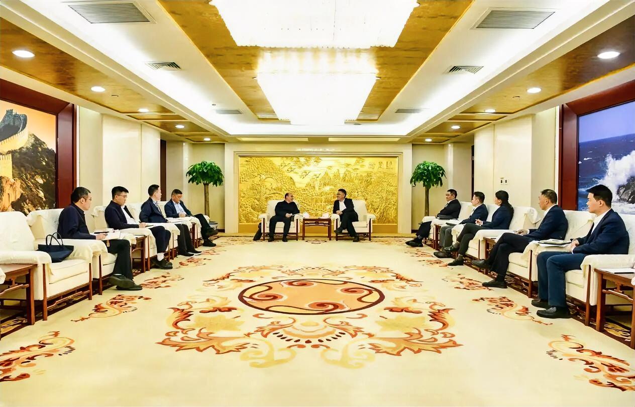 4月14日，中国黄金集团有限公司党委书记、董事长周洲在集团总部会见了湖南省矿产资