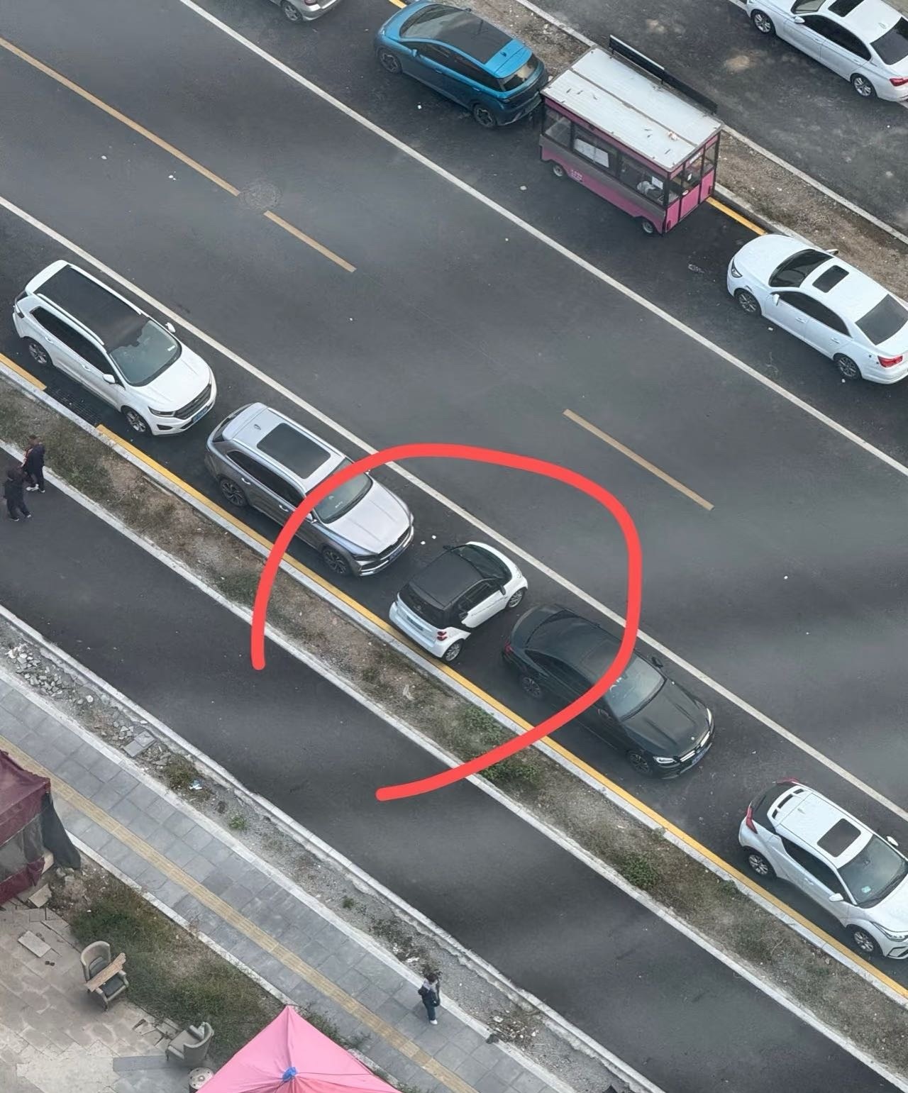 这就是小车的好处，方便停车。之前有人喷理想车主素质低，总是一个车占两个停车位，甚