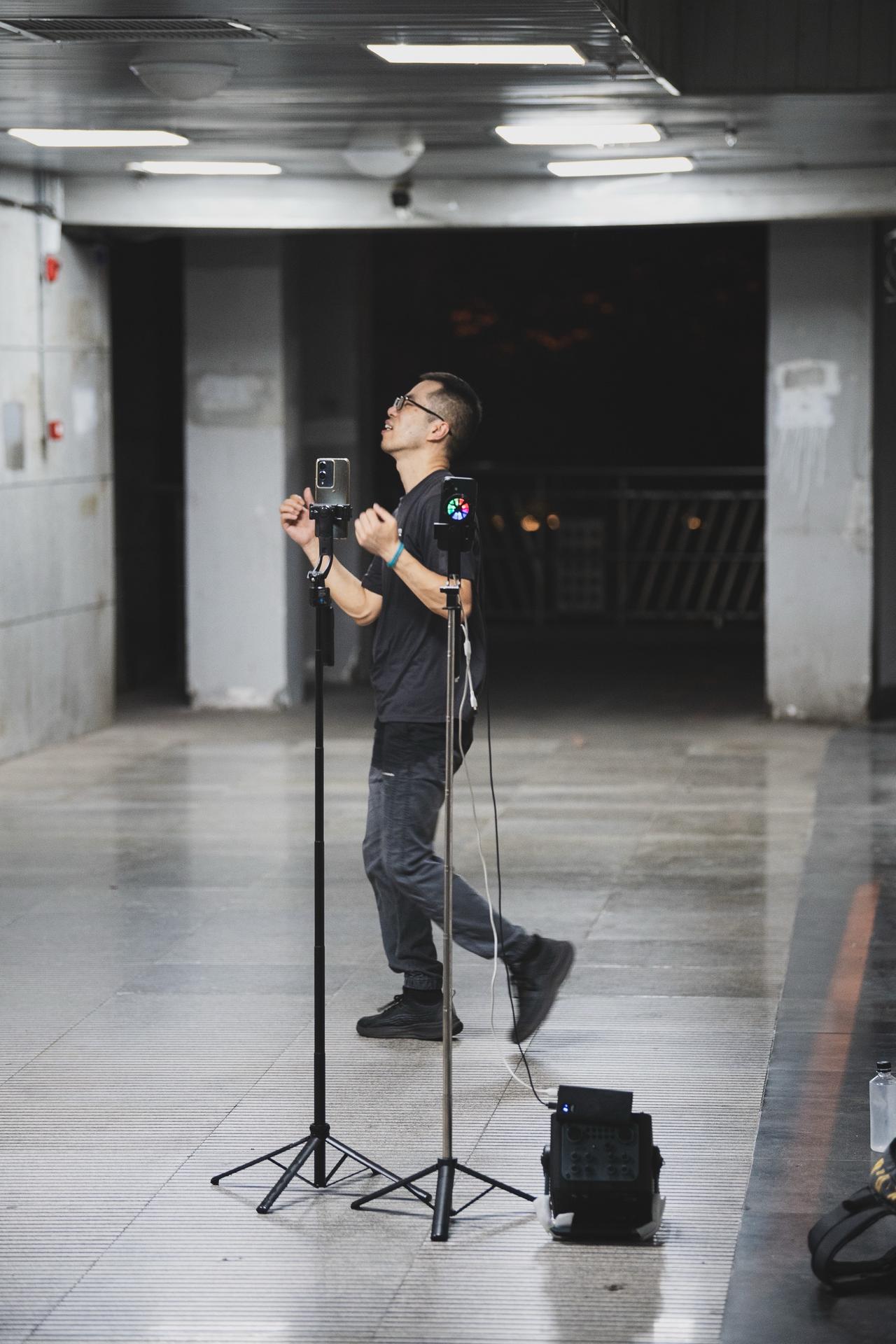 当时经过地下通道时，我觉得这人好神，这个天的温度，晚上就在这通道里，就一直这么跳