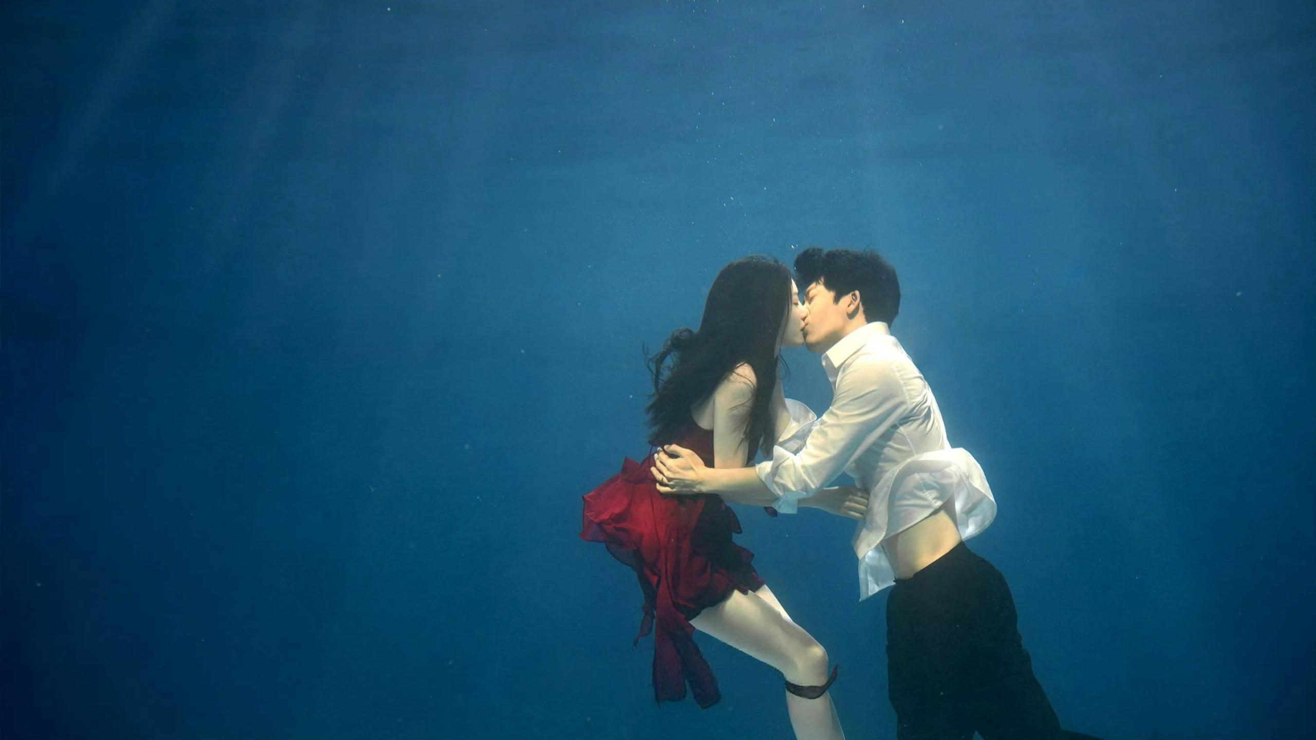 「这回忆的漩涡 将要把我吞没」井柏然蔡文静绝美水下吻 钢铁森林 删吻戏