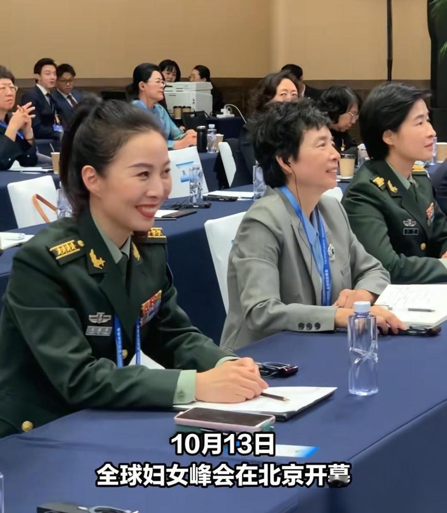 航天员王亚平的微笑被捕捉到了，她本来在参加一个全球会议，原本在认真听讲，突然瞥见