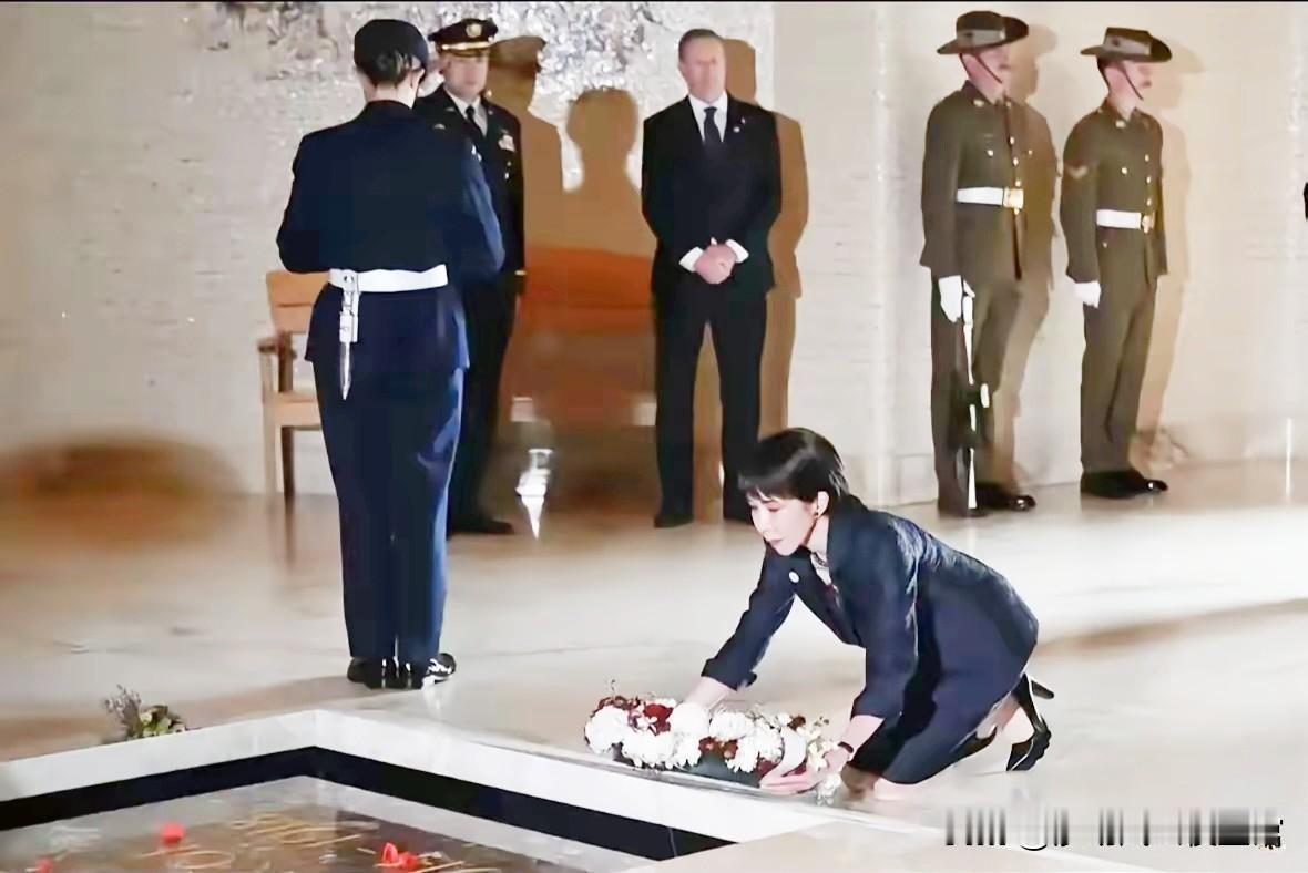 日本高市早苗这一跪，居然妄图借鉴早年西德德国总理勃兰特下跪的历史佳话，但本质上有