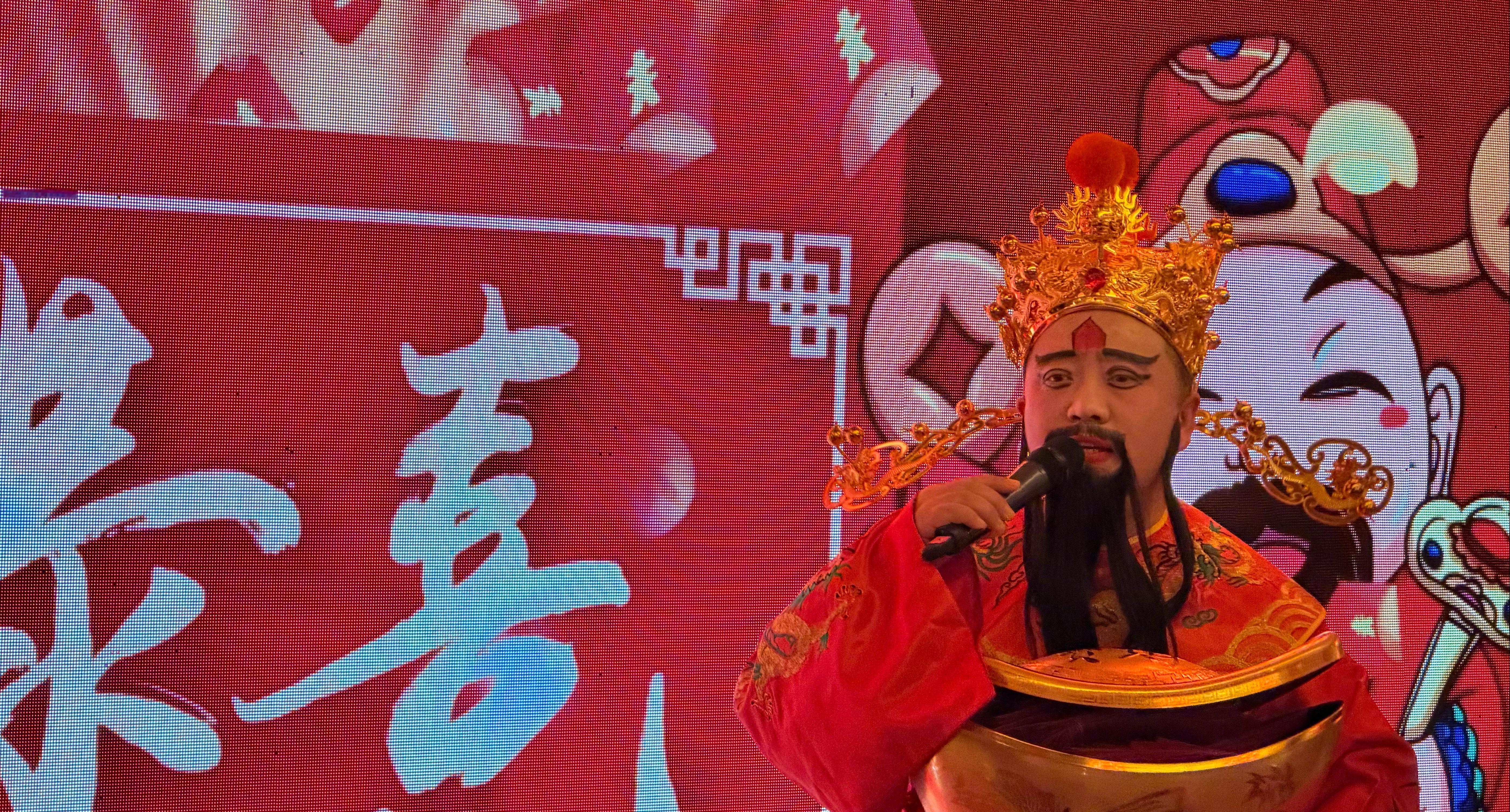 北京市民排队8小时买黄金金价大跌男子斥资20多万买入200克黄金暴跌的原因找到了