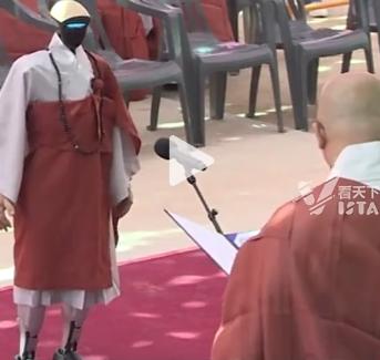 5月6日，首尔曹溪寺为人形机器人GI举行受戒仪式，它头戴光头脑、身披袈裟，清晰答