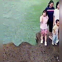 一句扎心话：有些父母，真不该把孩子当勇敢者游戏的道具。
当在车上抱着娃坐副驾时，
