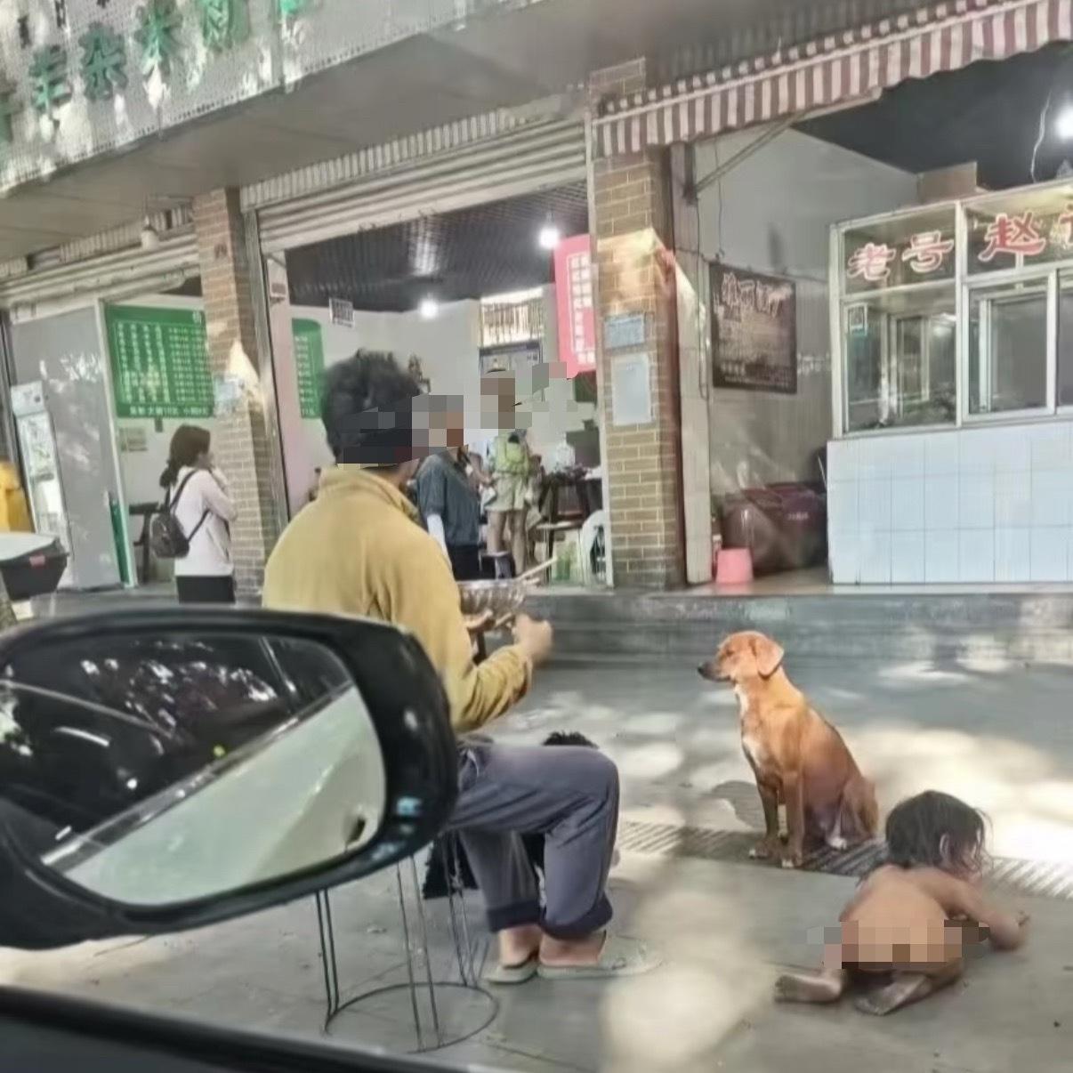 最近云南南涧县出了件让人直皱眉头的事儿——一个三四岁的小男孩，浑身光溜溜的，头发