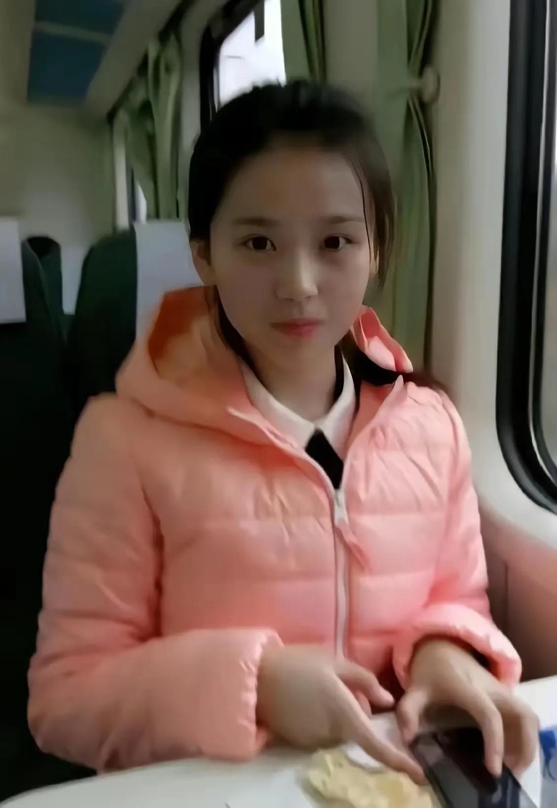 很少见给人如此清新脱俗的女孩子，从她的眼睛里看到的都是单纯，恬静，魅力无限，纯真