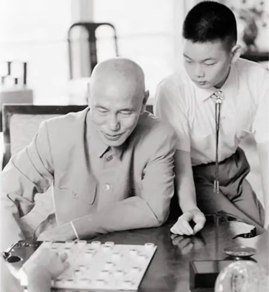 这张照片拍摄于20世纪60年代，蒋介石与他的孙子蒋孝勇一起下棋。 