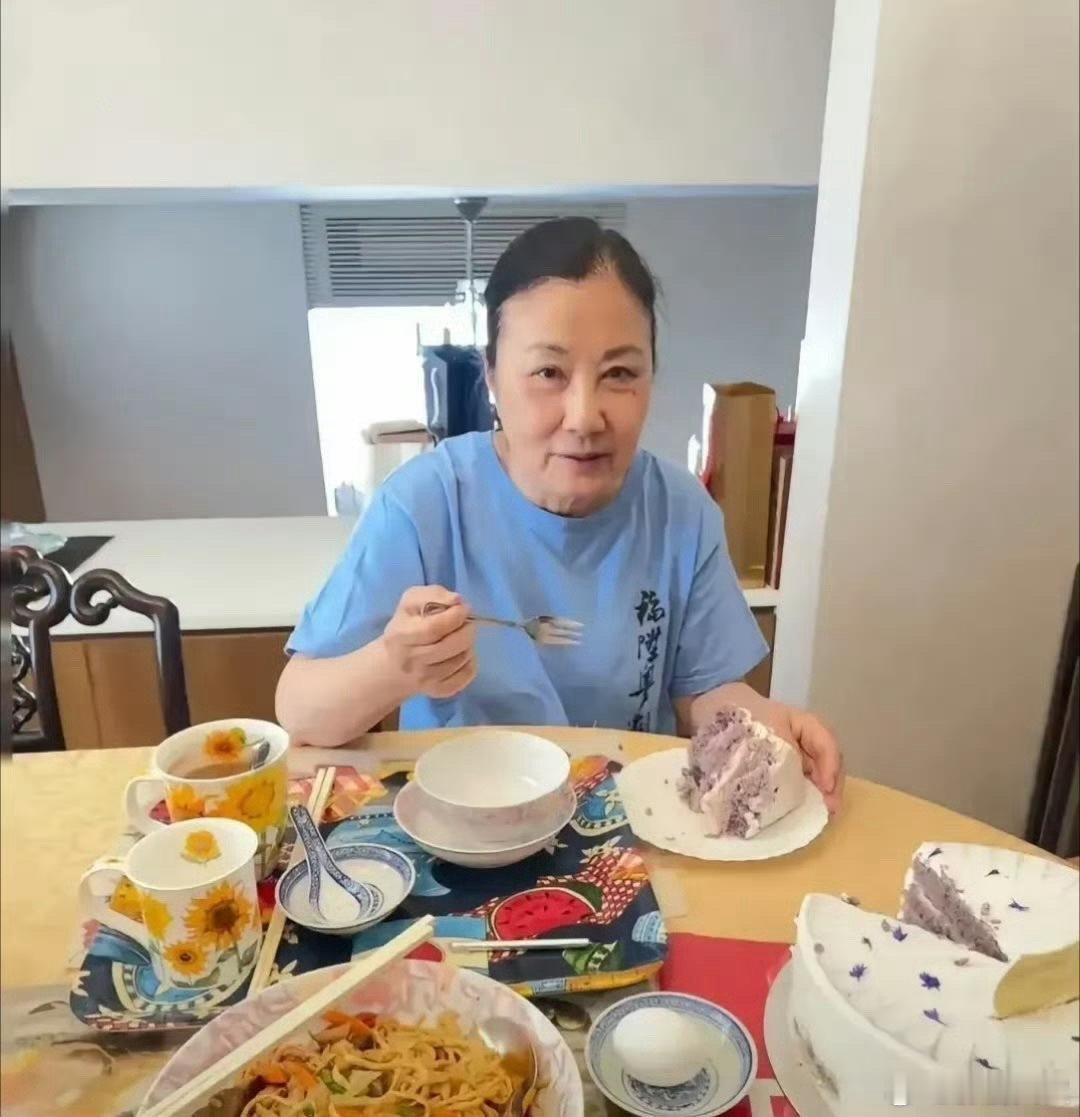 港星汪明荃年轻时一直没要孩子，看看她现在有家人和狗狗陪伴也挺幸福的 ​​​