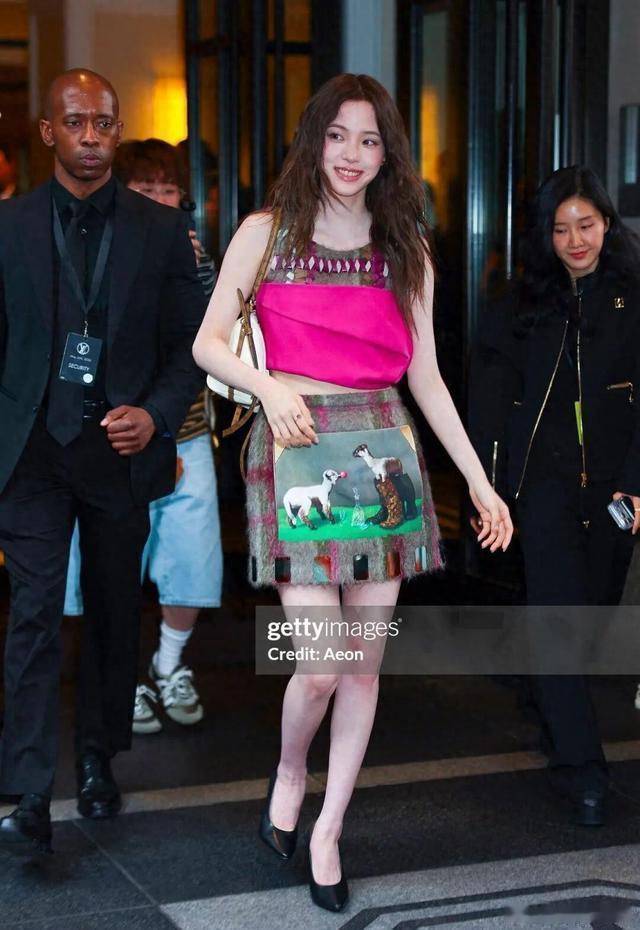 欧阳娜娜LV生图刷屏，戳破了多少女星的滤镜，松弛感才是真绝 