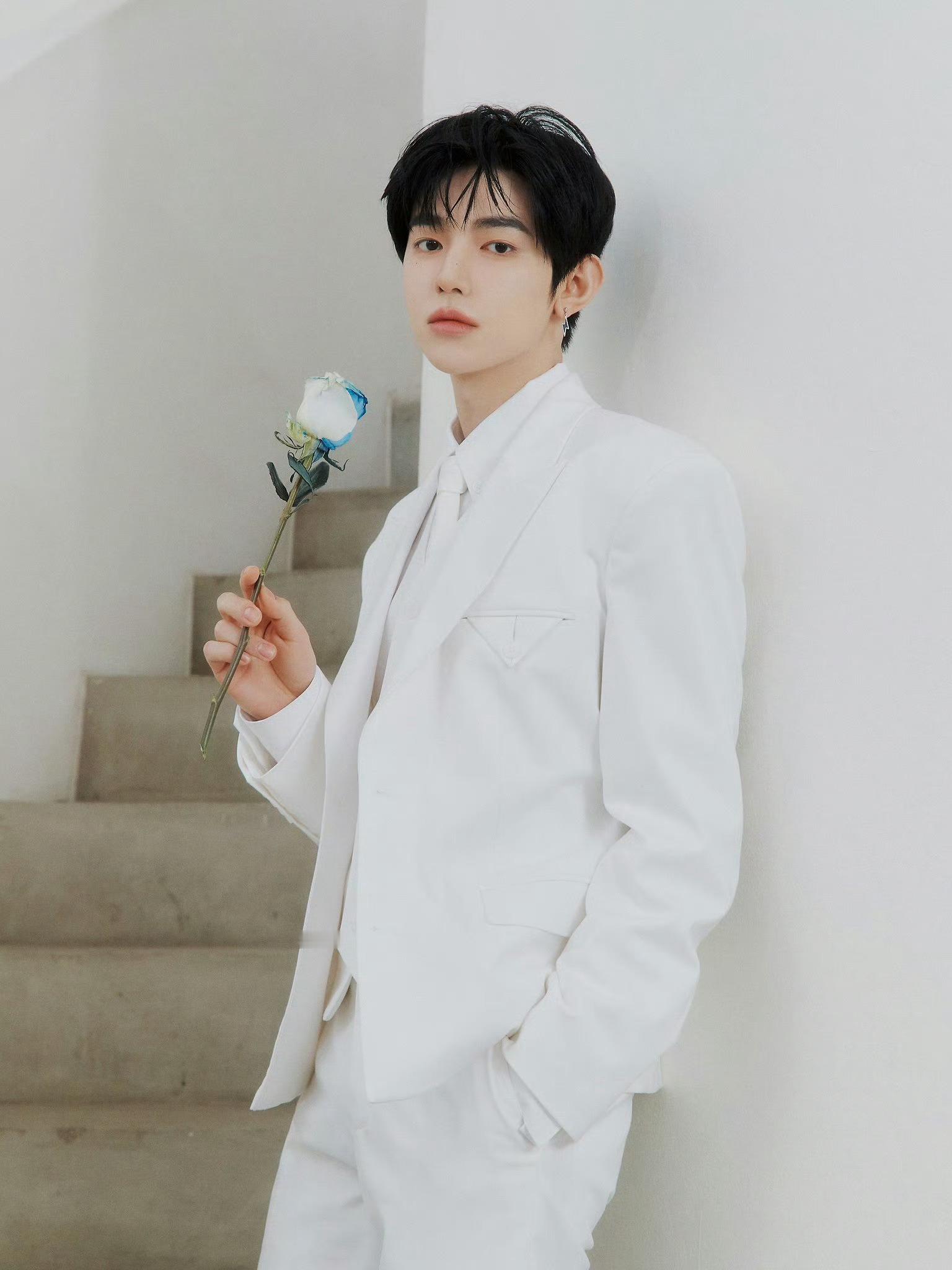 章昊白西装捧花照章昊 [𝐑𝐄-𝐅𝐋𝐎𝐖]  概念照更新白西装手捧花?