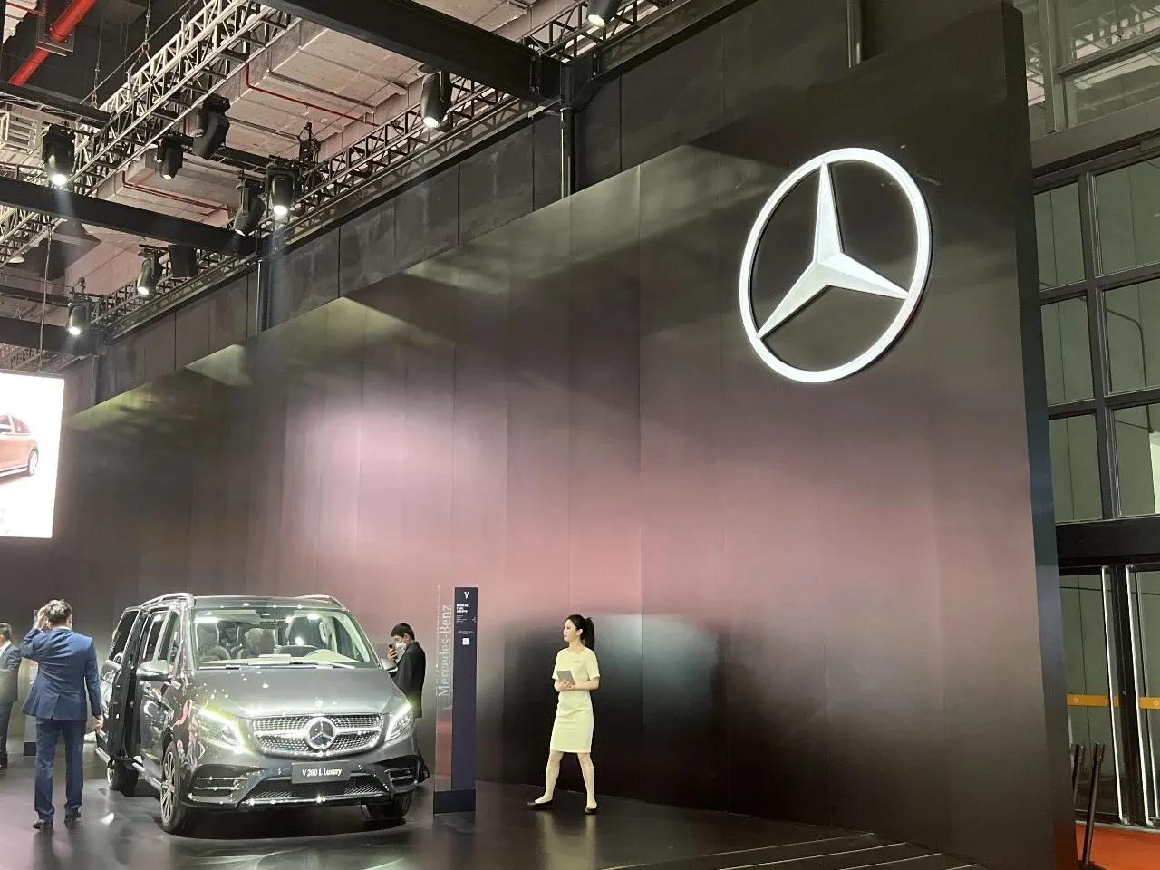 还是奔驰头铁，拖欠一辆迈巴赫的钱不给，公然视“大型企业60天账期新规”于无物。着