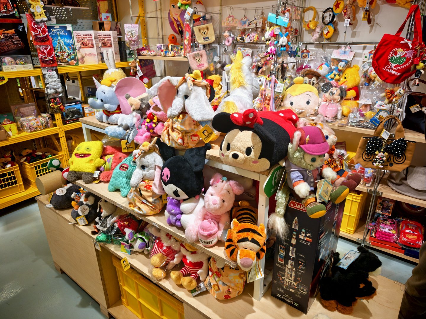 头一次看到线下的 闲鱼循环商店里面有二手的东西，有全新的东西，品类还挺多。但好奇