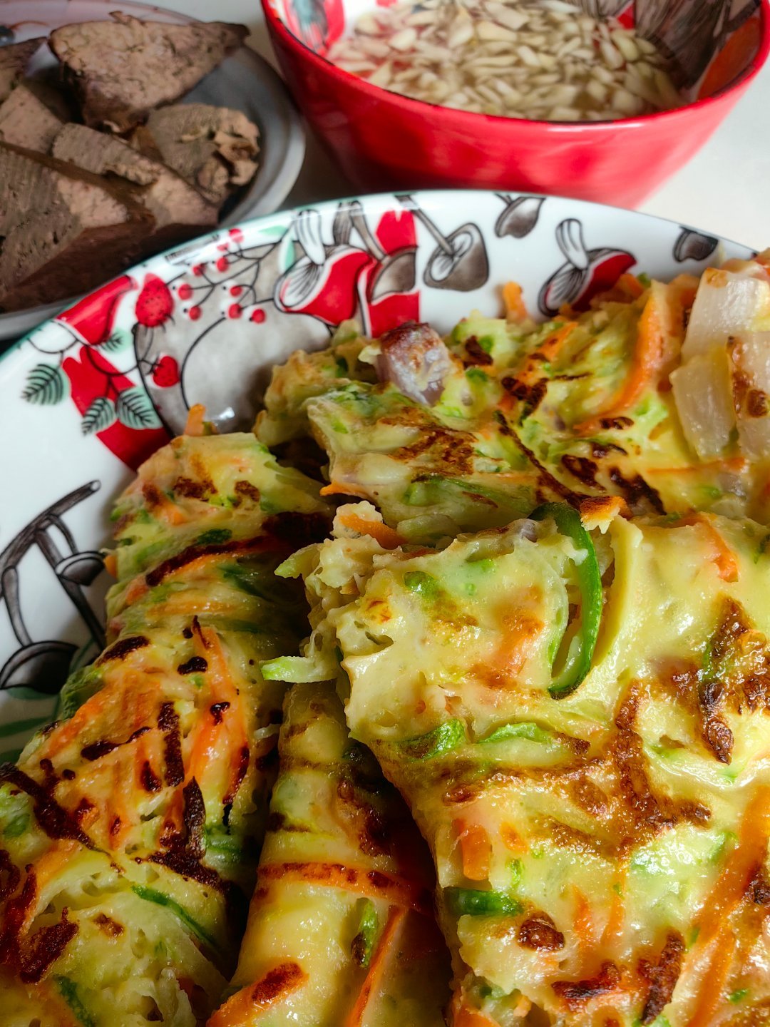 *碎碎念*糊塌子+猪肝，均可以沾蒜汁吃，绝配...晒背的时候，小尾巴凑过来吃了猫